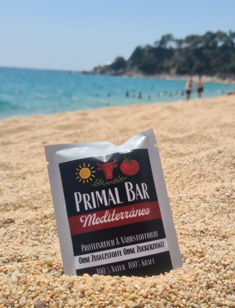 Primal Bar – Mediterraner Power-Riegel mit Weide-Rinderleber Primal Bar Mediterraneo am Strand