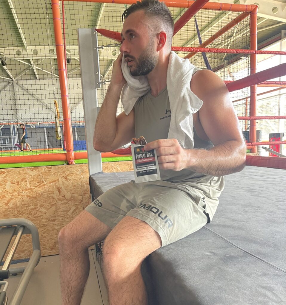 Primal Bar – Mediterraner Power-Riegel mit Weide-Rinderleber Primal Bar als Snack nach dem Sport. Er gibt Energie und Kraft.